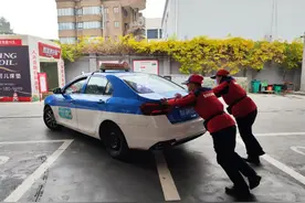 电瓶没电，手动挡能推车打火，自动挡为何不行？你知道原因吗图片