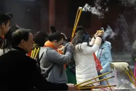 都知道烧香拜佛是封建迷信，那为何还有许多人做这种事，意义何在图片