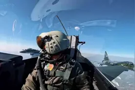 巴基斯坦歼10C美照，“鼓包”头盔帅气出圈，用眼神锁定敌机图片