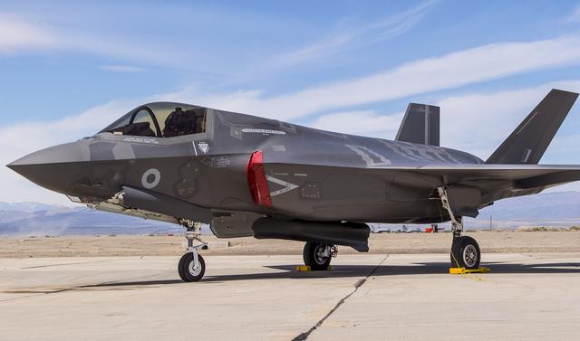 美军航展只顾炫技？F22故障戳破纸老虎，中国这一招才叫降维打击