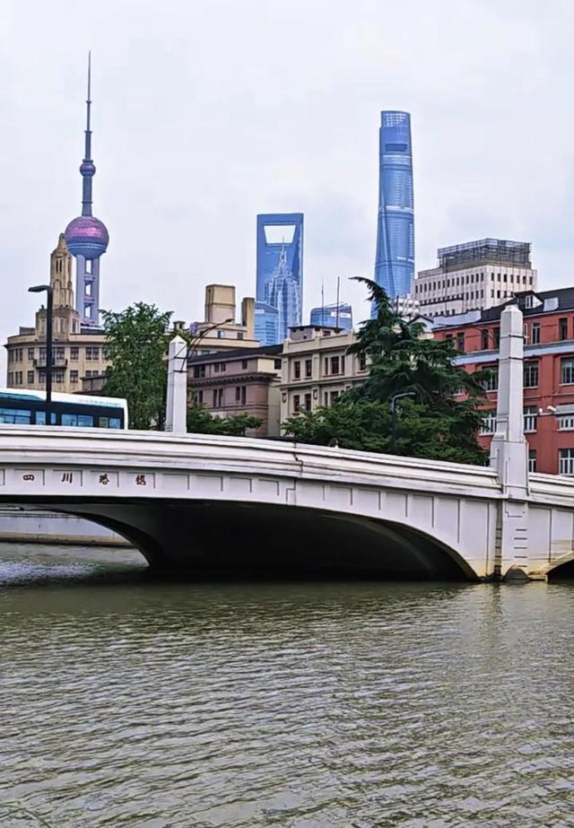 来上海就不可错过苏州河，这里的风景极具大上海味道，来看看！