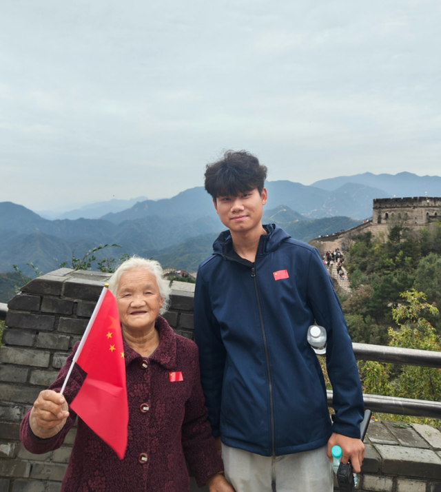 19岁大学生勤工俭学攒起孝心，带奶奶奔赴半个世纪的向往