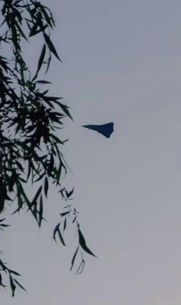 解放军试飞的神秘战机是忠诚僚机吗