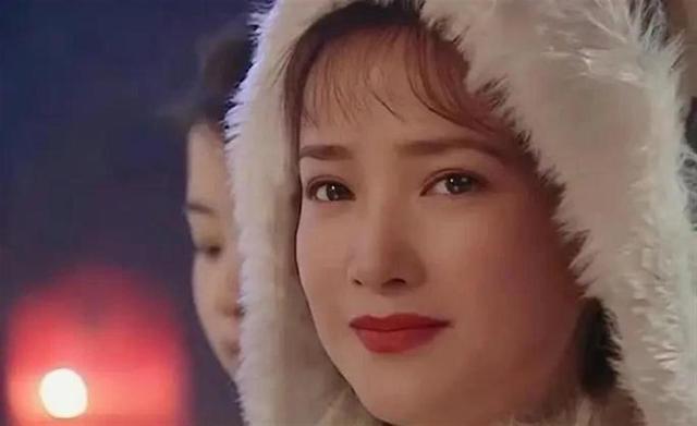 何晴葬礼举行！儿子手捧骨灰，遗像曝光惹泪目，廖京生现身送别