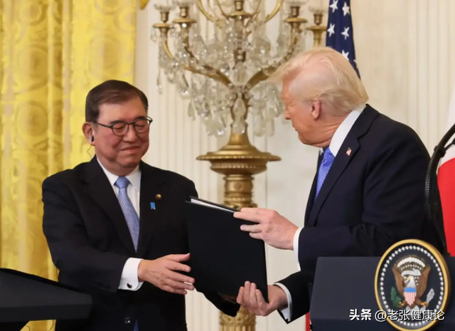 特朗普转身就走了，中美默契在这一刻淋漓尽致，日本“为之震动”
