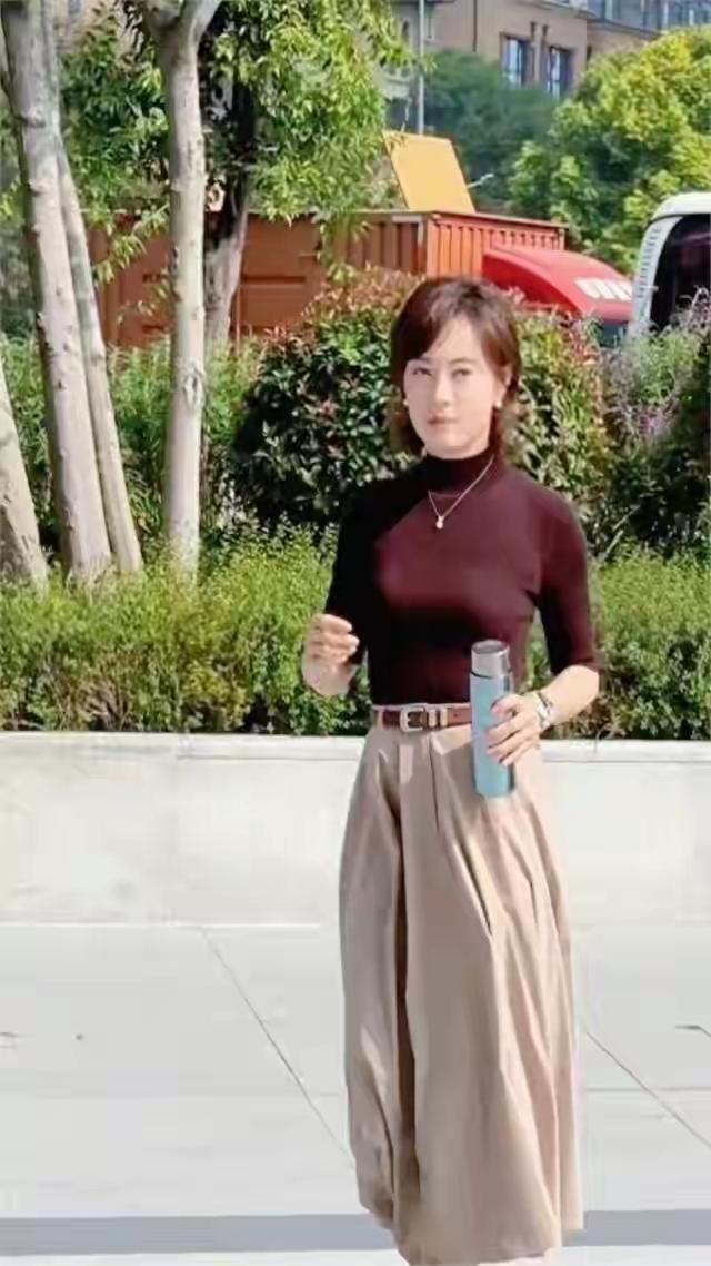 43岁孙俪上班被偶遇，她的身材真好，手里拿着保温杯，好会养生