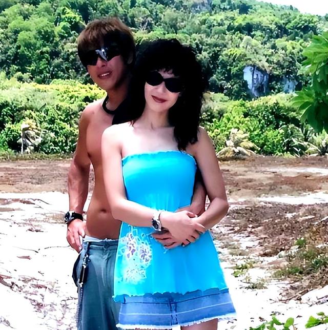 夫妻俩为了不变老，26年不吃肉不生子，近54岁近照不敢认