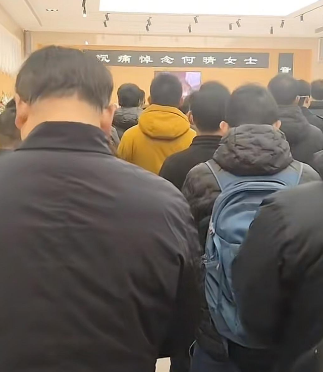 再见！何晴！许亚军疑现身告别现场，憔悴白发认不出，儿子两眼红