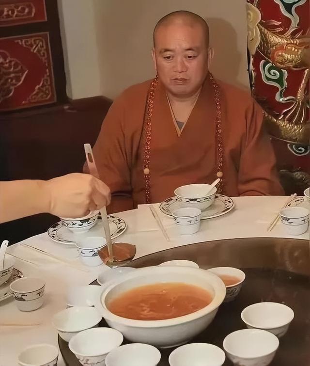 不查不知道一查吓一跳，掌管少林寺38年的释永信，私下到底多享受