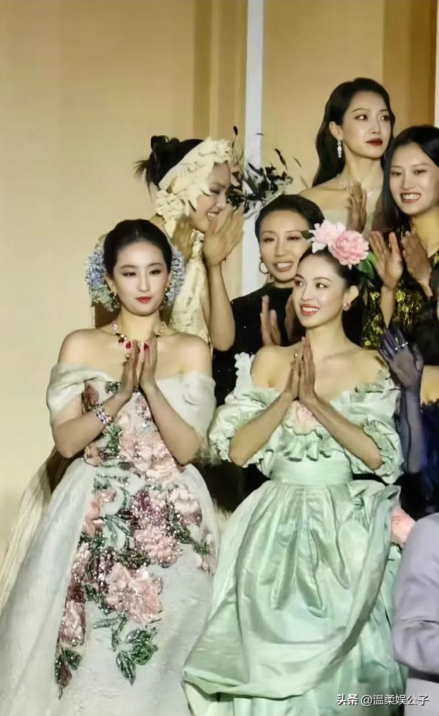 这一夜，合照站位暴露咖位：杨幂被挤，钟楚曦“抢位”，C位亮了