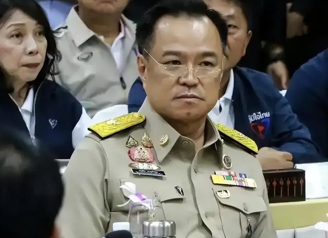 边境战火绕着中国走？泰柬互轰，竟帮咱们解决了两大难题