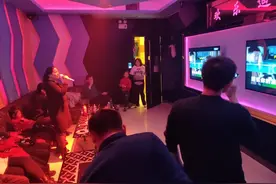KTV嗨翻天！10句唱歌发朋友圈的句子，想不火都难！图片