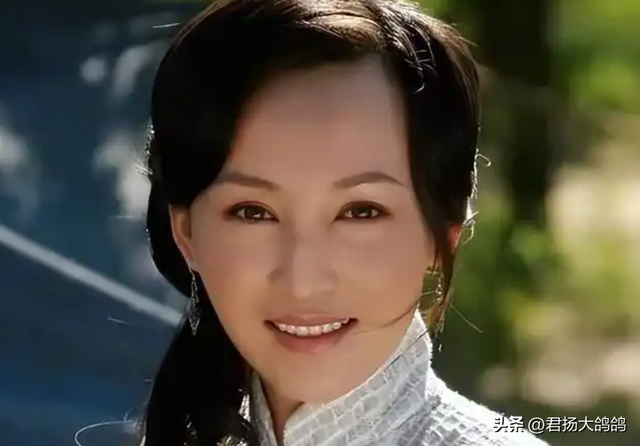 她19岁与导演私奔	，在地下室裸婚连生3胎，今被丈夫用7部剧捧红