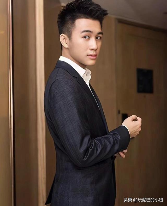 何猷君“霸总”人设崩塌，拖欠工资恶心一幕上演，员工举步维艰