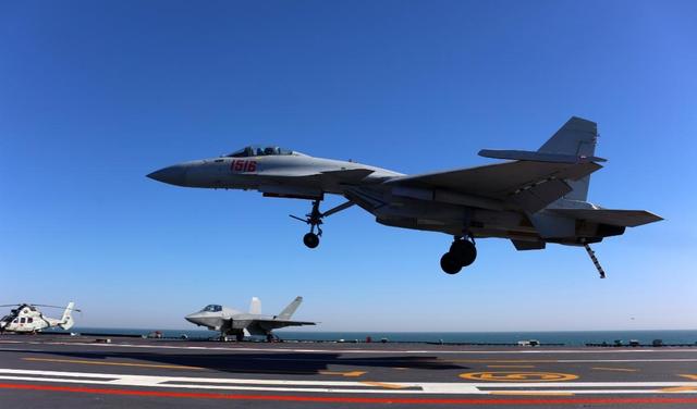 福建舰入列，老美哭丧着脸表示：不击沉它，我们都得跟着学用筷子