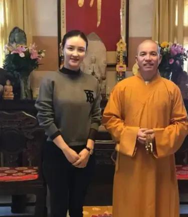 上任才2天，印乐法师和美女大量合影被扒，与释永信区别太明显！