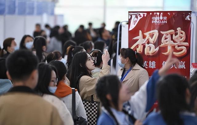 全国出生人口断崖：21年1062万人，24年954万，25年令人意想不到