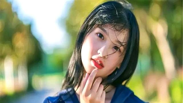 女人偷偷喜欢一个男人，才会变成这4种“样子”，不喜欢装不出来