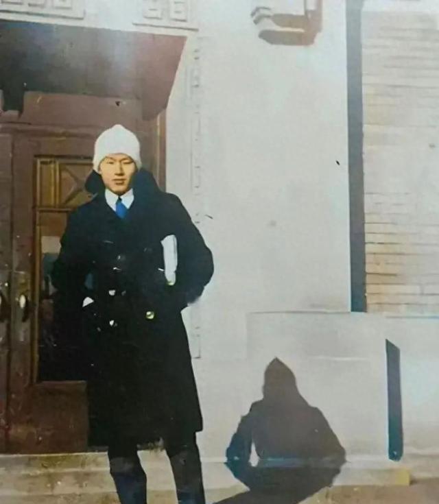 百年前孙立人照片，颜值衣品不输明星，实力获封战神，儿女皆栋梁