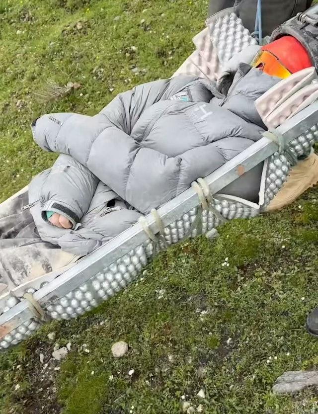 女孩在西藏徒步时骨折无法行动，10个藏民把她抬下山，收费6万元