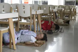 全网心疼！吉林大学宿舍不装空调，学生热到躺厕所水池降温引争议图片