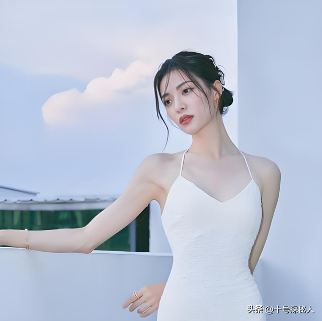 传与李现热恋，又传甩掉张云龙，被称“内娱萧亚轩”的她有多绝？