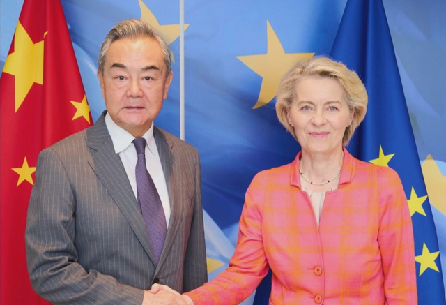 中方刚公布访华名单，特朗普制裁紧随其后，冯德莱恩也出来捣乱，这场外交风暴究竟会如何收场？