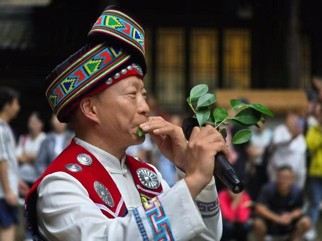 国庆假期武隆景区人气火爆，秩序井然氛围浓，国潮盛宴引客来