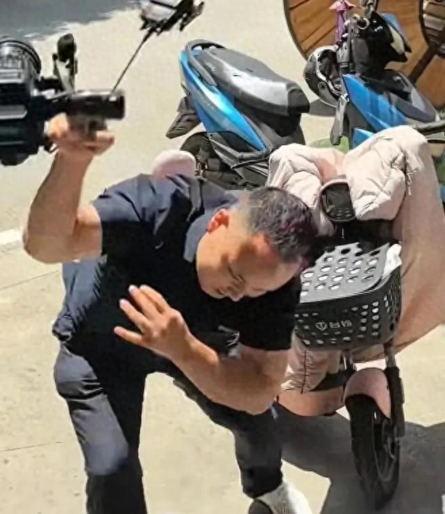 太猖狂！记者被打后续：警方介入，厂家底裤被扒光，这下摊上事了