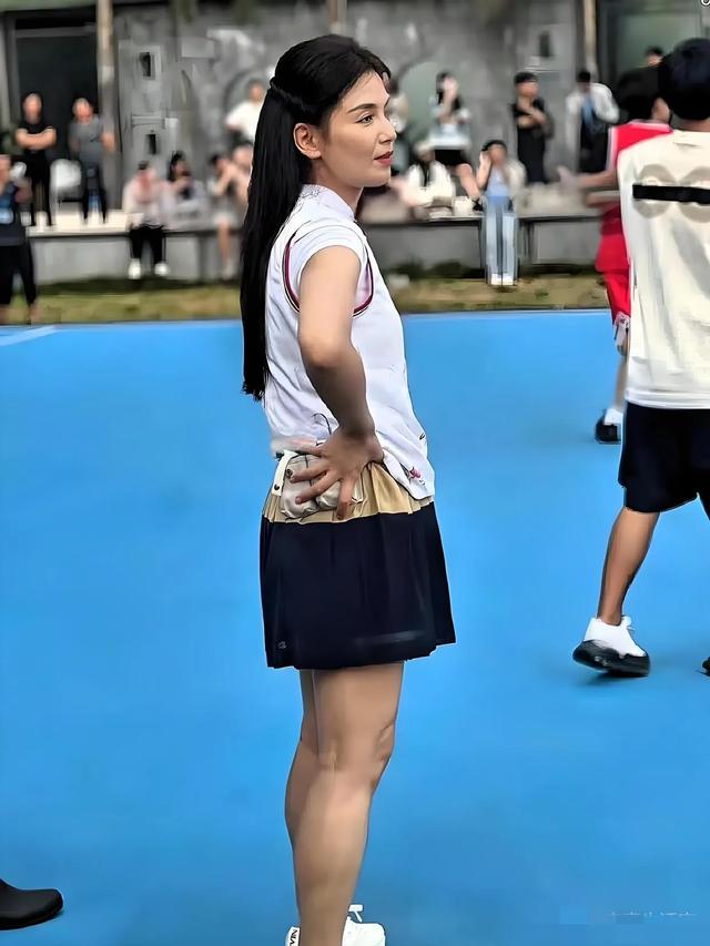 47岁刘涛三亚球场打球，身材很好但法令纹很重，曾经的女神也老了