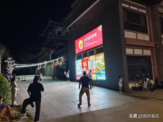 华清宫外的夜色，是文旅的尴尬，居民的闲娱，游客的懵逼