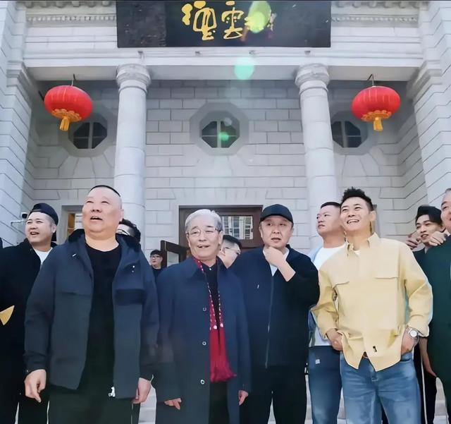 郭德纲在北京风波后，天津老家高调“撑腰”，这待遇天壤之别