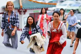 登越王楼，背《静夜思》！绵阳迎来今年首个境外旅游团→图片
