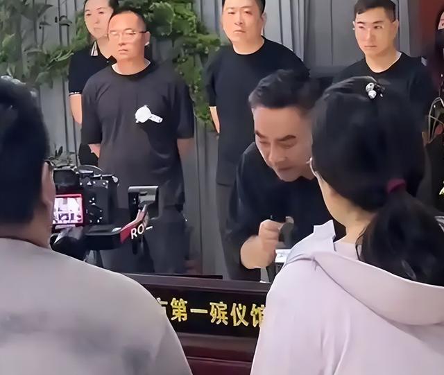 63岁杨议收美女徒弟，女生穿得花枝招展鞠躬敬茶，牵手贴脸引争议