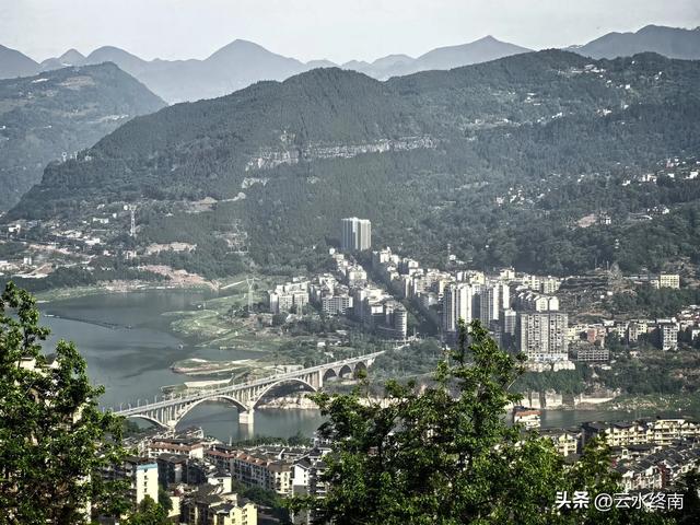 三峡边这样小城，爱了爱了：有独特美食烟火气，有万里长江第一梯