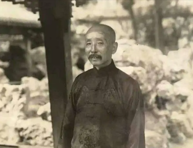 晚清大内高手给许世友表演武功，全场大惊，许世友大喊：看我的！