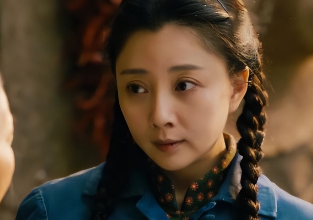 她是演员中的富婆，豪车多的开不过来，如今45岁却像妙龄少女