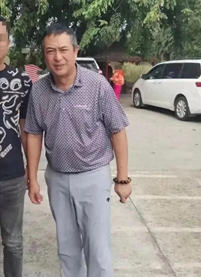 钱再多有什么用！55岁张嘉译现状曝光！病情严重到连走路都站不直