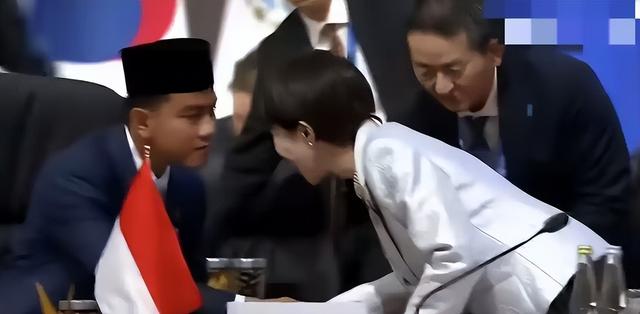 高市早苗的车牌藏阴谋，拜鬼在路上？日本的野心藏不住了