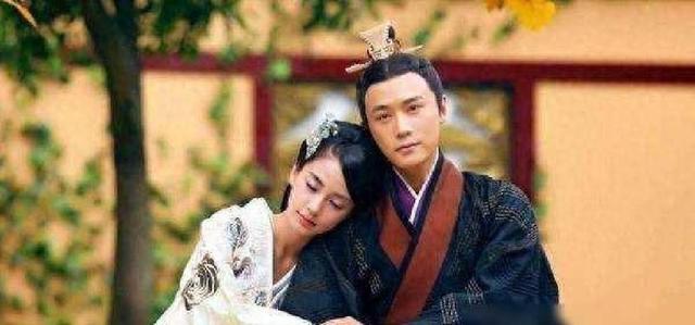 一个皇帝能荒淫到什么程度？他让宠妃把衣服脱光了，供大臣们欣赏
