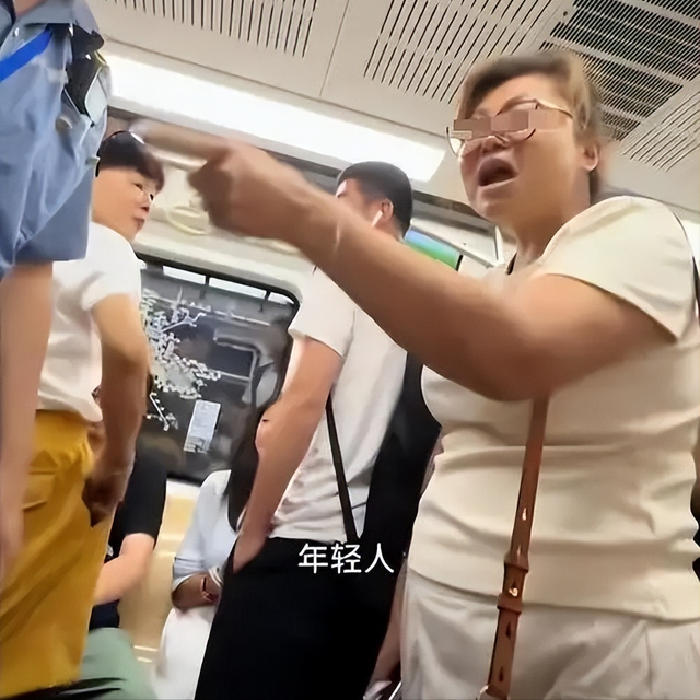 反华势力出现？女子大闹北京地铁，逮着谁骂谁，叫嚣中国不如美国