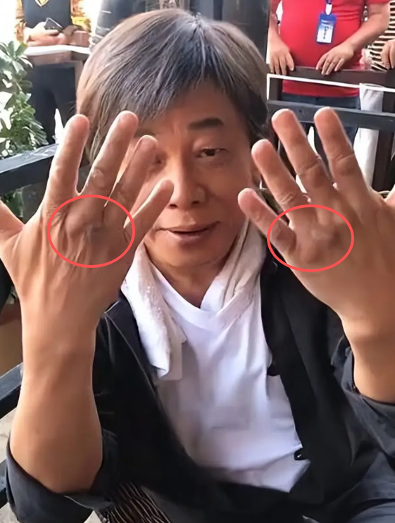 梁小龙去世早有预兆，关门弟子爆料3个“不良爱好”，都是催命符