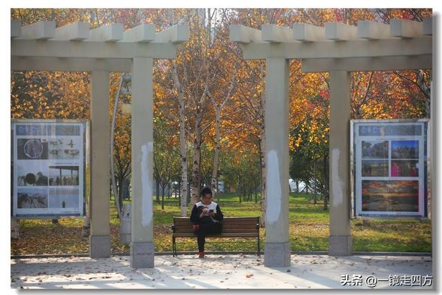 漫步丹东鸭绿江畔，可以隔江望见对岸的朝鲜