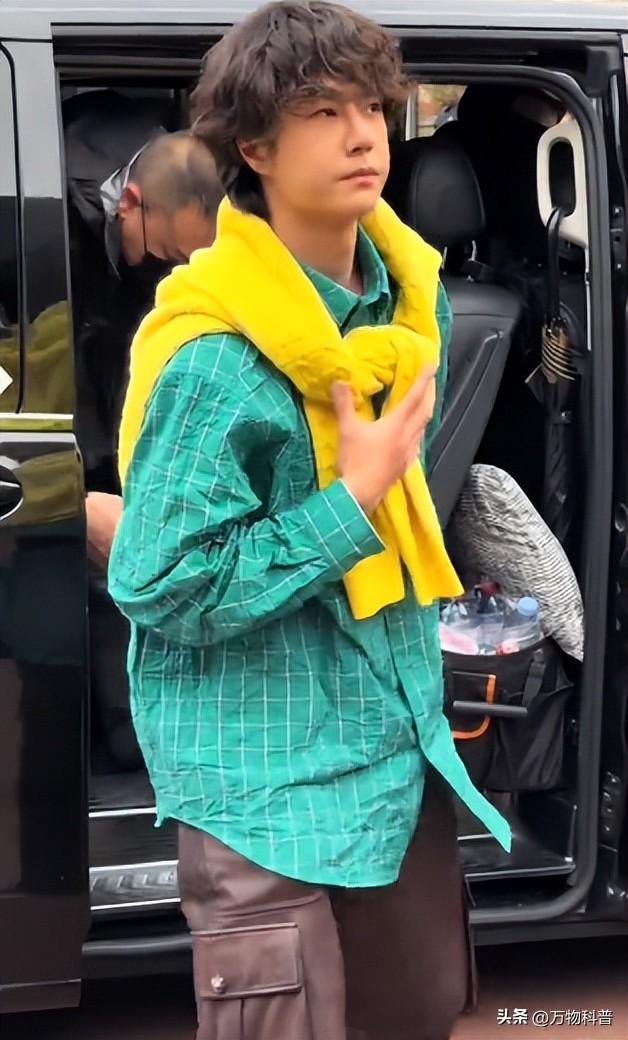 钱再多有什么用？28岁王一博手滑坠海，才懂陈道明那番话的含金量