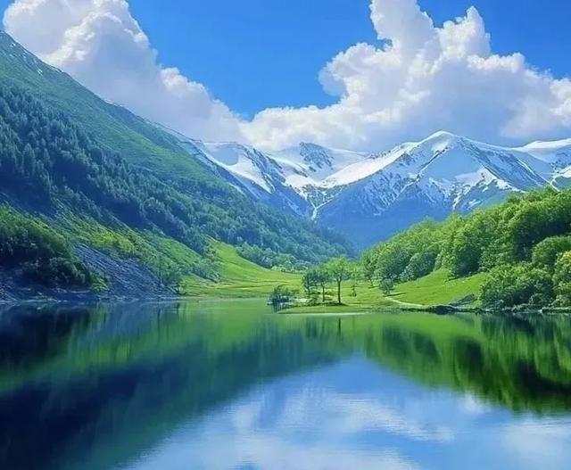 走进依山的湖畔