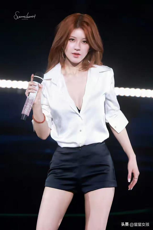 赵露思这身段！白衬衫搭超短裤秀大长腿，性感动人美到窒息