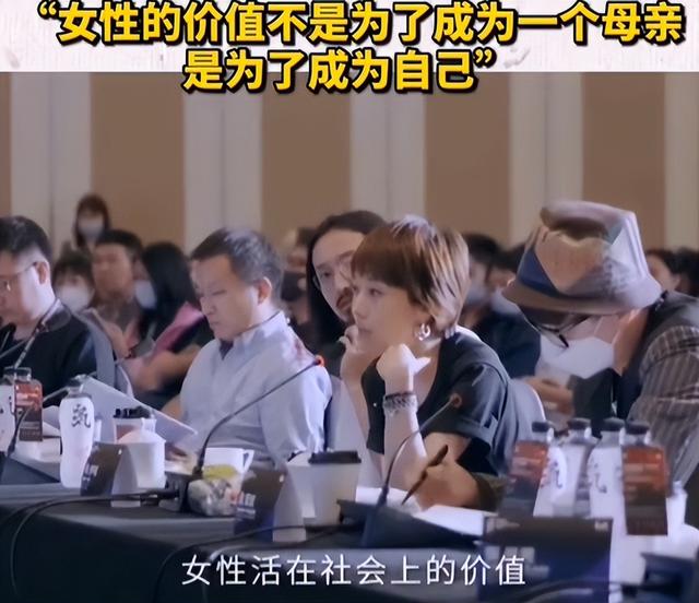 49岁马伊琍没想到，辛苦养大的17岁女儿文君竹，早为亲爹文章争光