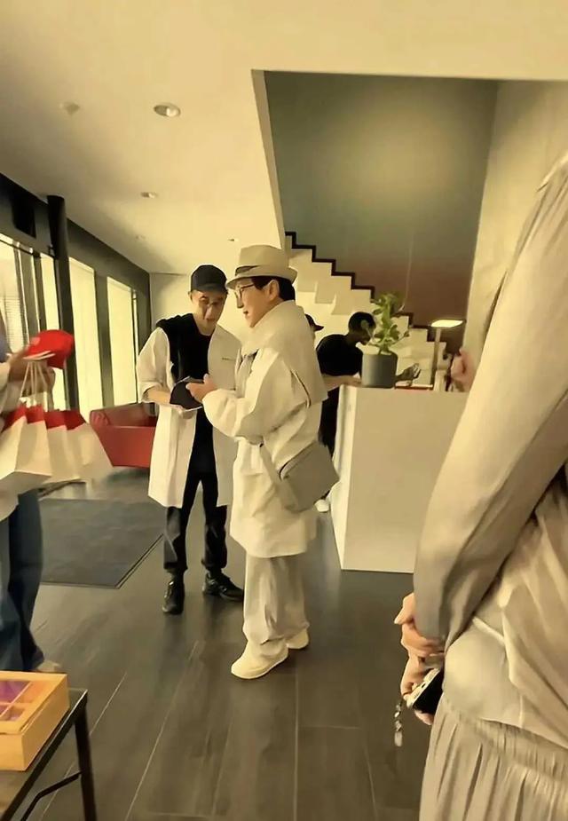 71岁成龙在瑞士，与儿子结伴同行，房祖名瘦脱了相，与爸爸一般高