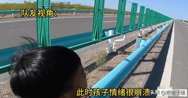 亲爹把儿子扔新疆国道上，妈妈烈日徒步1.5公里寻找，后续很寒心