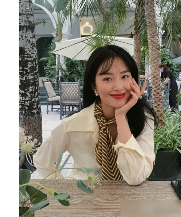 原来“丝巾”用对了这么洋气、高级？学杨采钰这样搭衣服，太美了